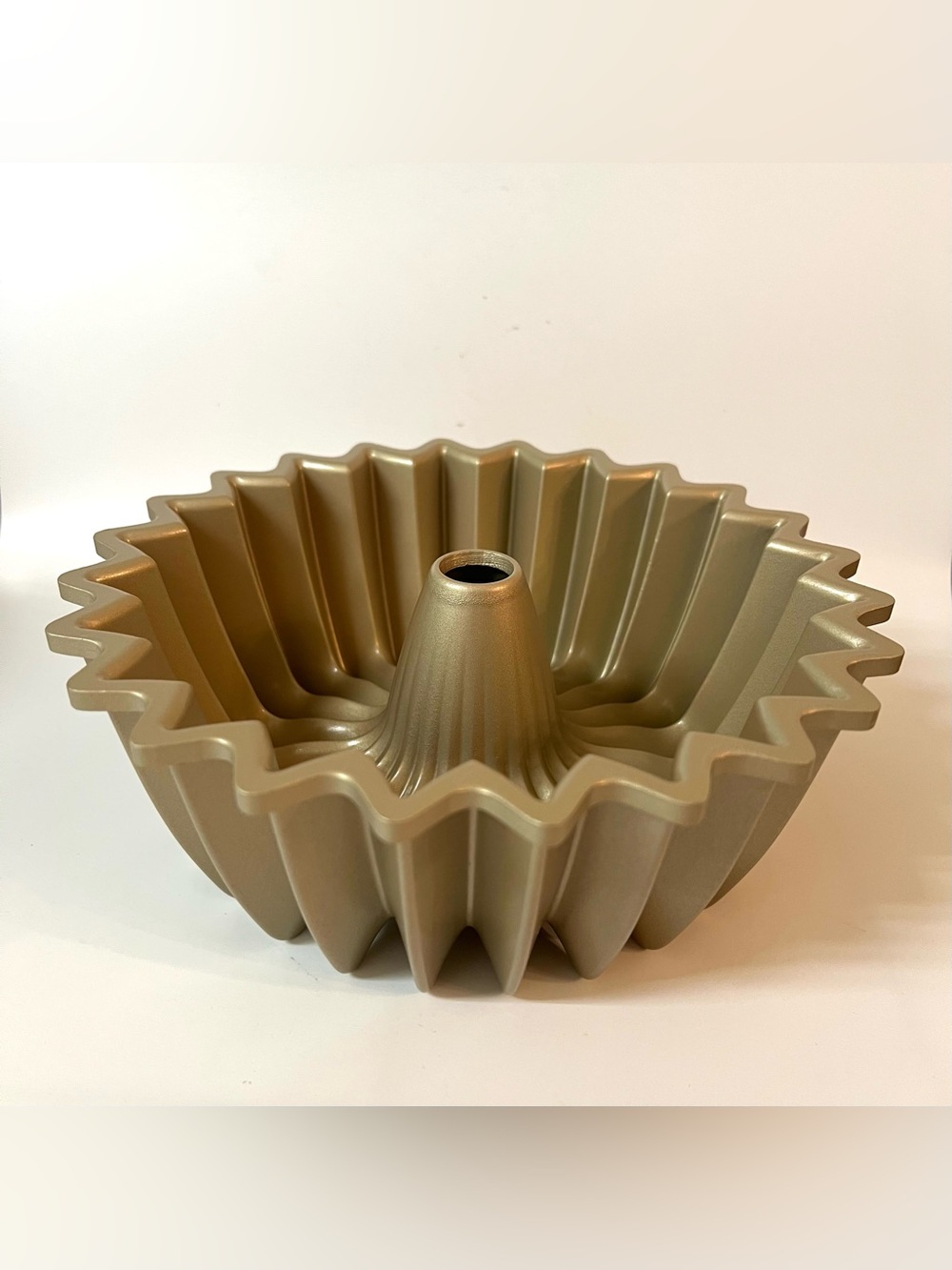 Nordic Ware Brilliance Bundt Cake Cast Aluminum Pan Gold Finish 5 Cups USA 8 in